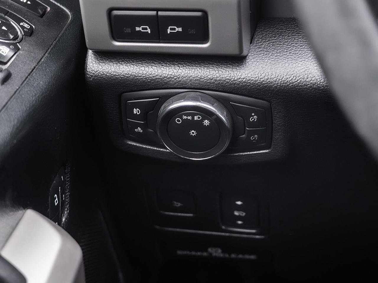 2018 Ford SUPER DUTY F-350 SRW XLT 4WD Crew Cab LIFT/RIMS/TIRES Photo33