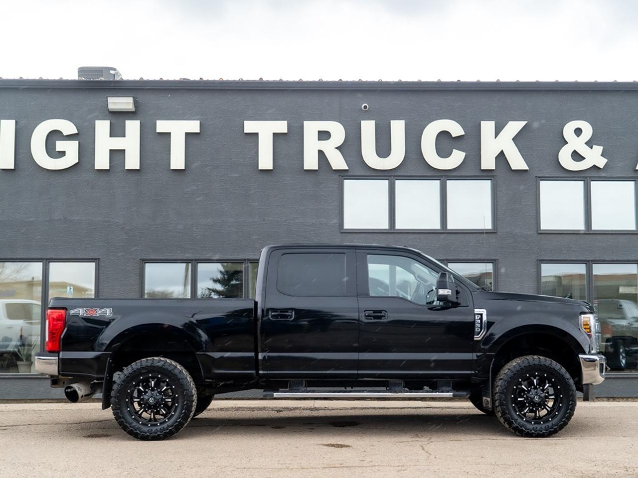 2018 Ford SUPER DUTY F-350 SRW XLT 4WD Crew Cab LIFT/RIMS/TIRES Photo26