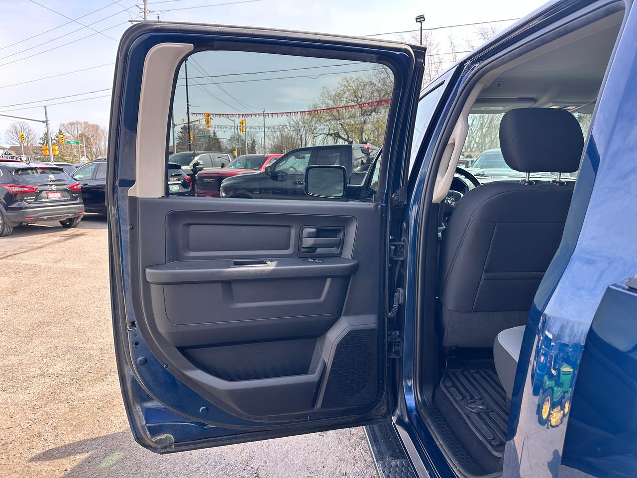 2021 RAM 1500 Classic Express4x4Crew HEMI HTD-Cloth CarPlay RvCam Remote Photo