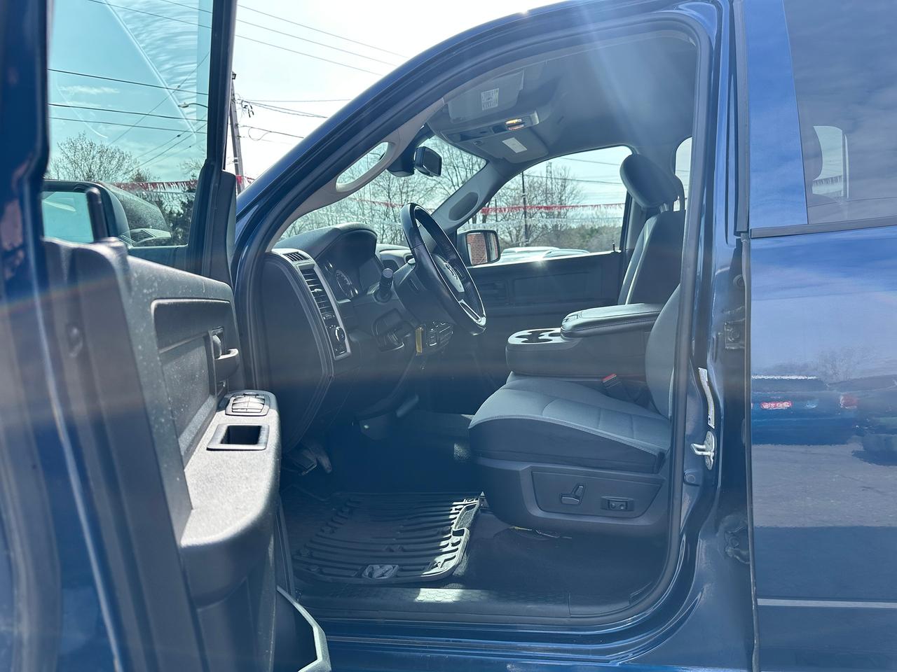 2021 RAM 1500 Classic Express4x4Crew HEMI HTD-Cloth CarPlay RvCam Remote Photo