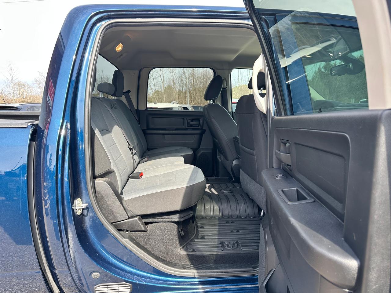 2021 RAM 1500 Classic Express4x4Crew HEMI HTD-Cloth CarPlay RvCam Remote Photo