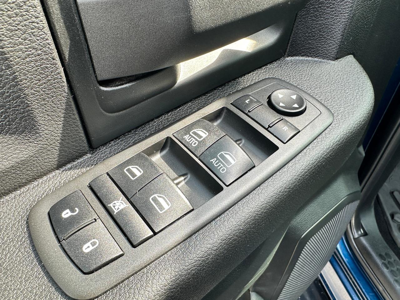 2021 RAM 1500 Classic Express4x4Crew HEMI HTD-Cloth CarPlay RvCam Remote Photo