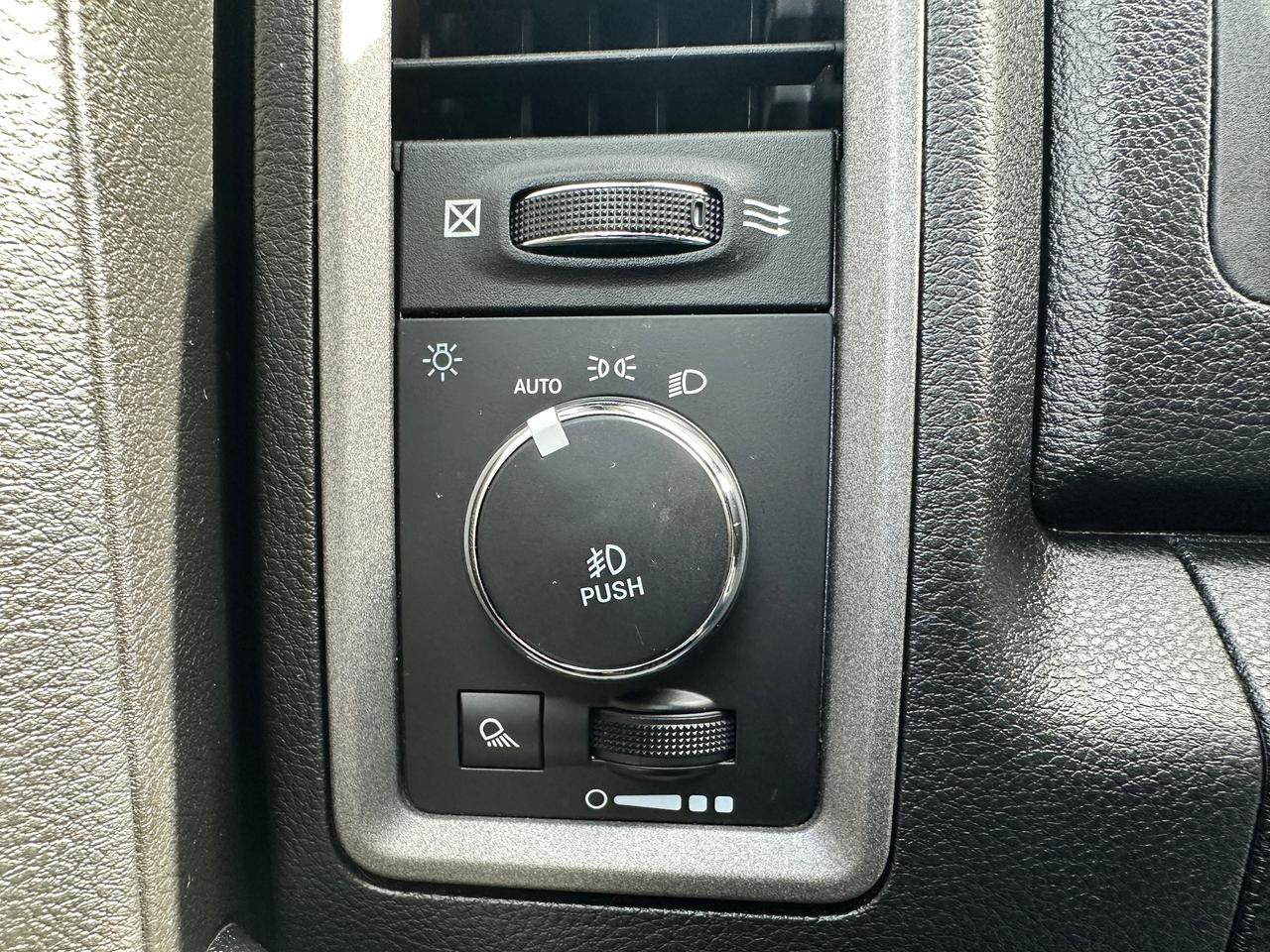2021 RAM 1500 Classic Express4x4Crew HEMI HTD-Cloth CarPlay RvCam Remote Photo