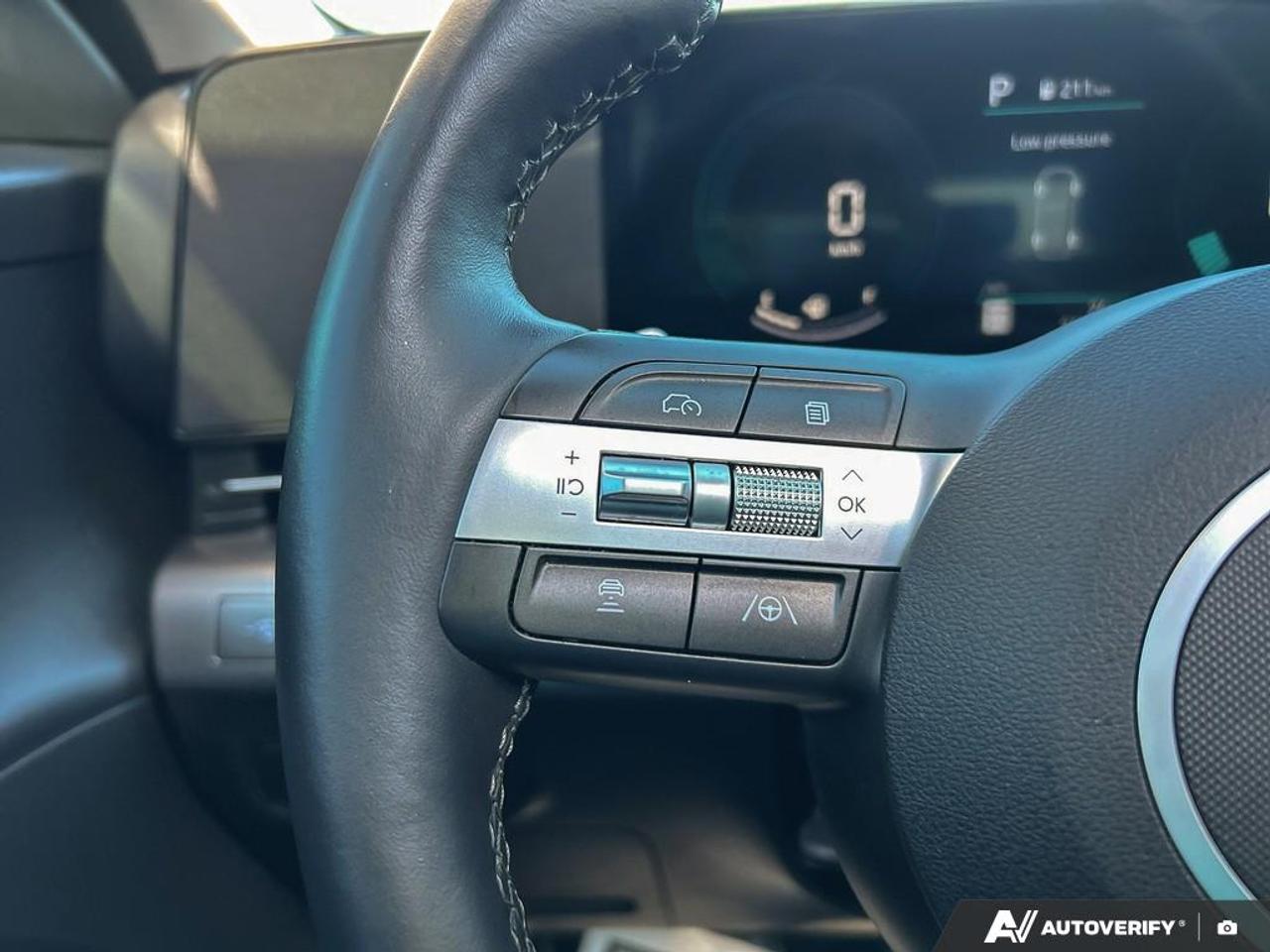 2025 Hyundai KONA PREFERRED SPORT / NO ACCIDENTS / ROOF / AWD Photo