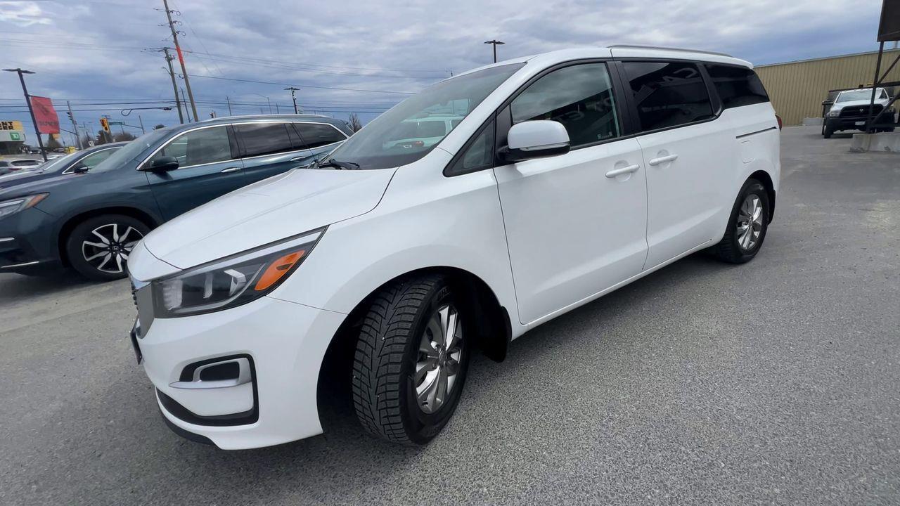 2020 Kia Sedona LX 8 PASSENGER, HEATED FRONT SEATS, BACK UP CAM, CRUISE CONTROL, POWER FOLDING MIRRORS!! Photo3