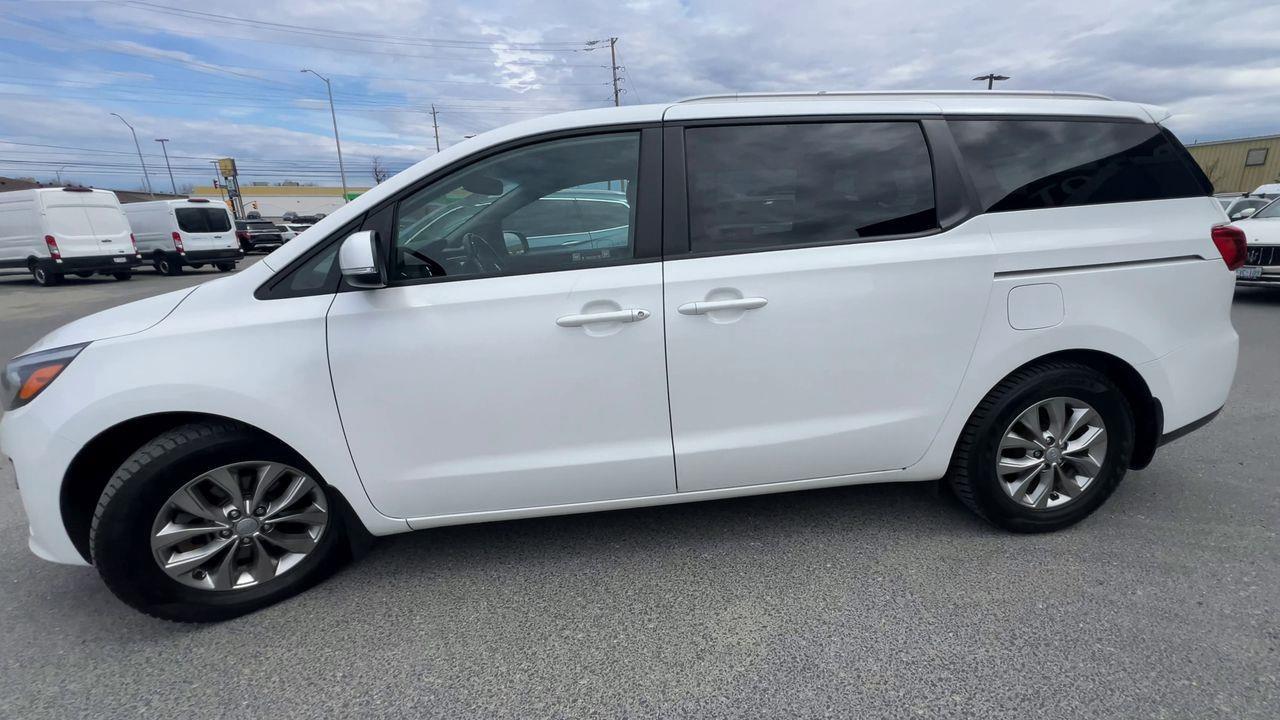 2020 Kia Sedona LX 8 PASSENGER, HEATED FRONT SEATS, BACK UP CAM, CRUISE CONTROL, POWER FOLDING MIRRORS!! Photo4