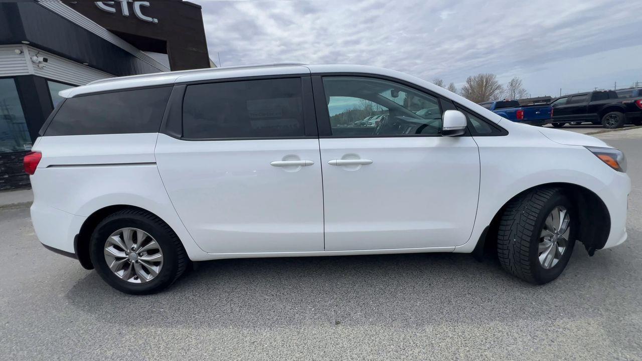 2020 Kia Sedona LX 8 PASSENGER, HEATED FRONT SEATS, BACK UP CAM, CRUISE CONTROL, POWER FOLDING MIRRORS!! Photo
