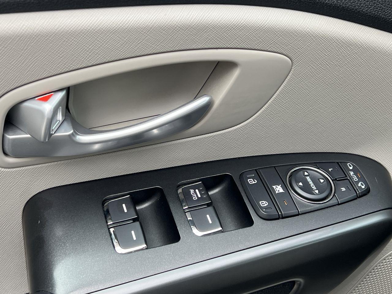 2020 Kia Sedona LX 8 PASSENGER, HEATED FRONT SEATS, BACK UP CAM, CRUISE CONTROL, POWER FOLDING MIRRORS!! Photo