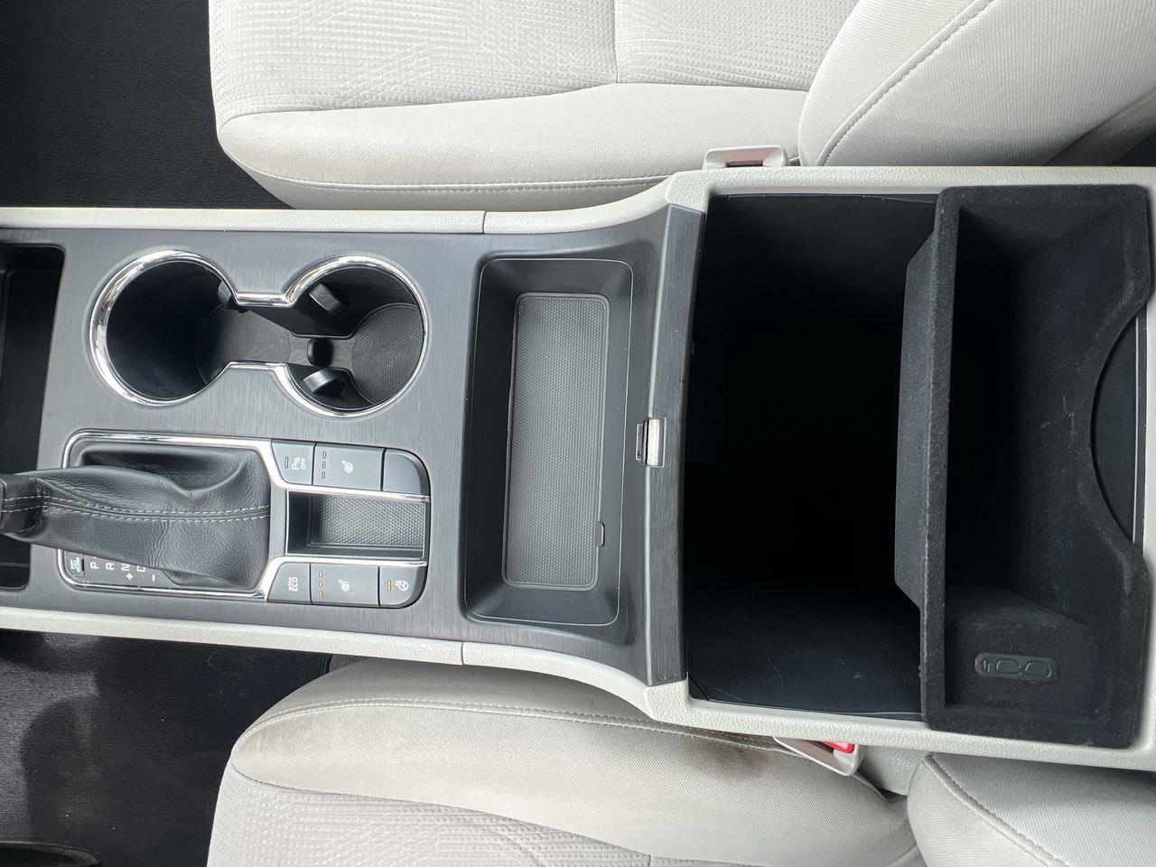 2020 Kia Sedona LX 8 PASSENGER, HEATED FRONT SEATS, BACK UP CAM, CRUISE CONTROL, POWER FOLDING MIRRORS!! Photo