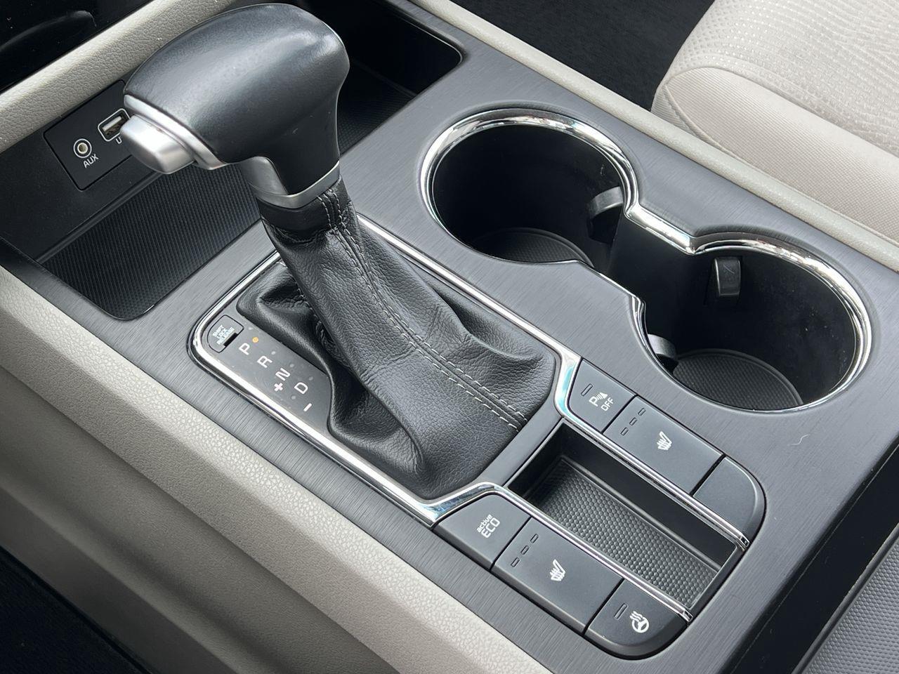 2020 Kia Sedona LX 8 PASSENGER, HEATED FRONT SEATS, BACK UP CAM, CRUISE CONTROL, POWER FOLDING MIRRORS!! Photo