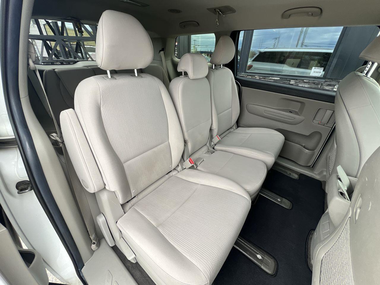 2020 Kia Sedona LX 8 PASSENGER, HEATED FRONT SEATS, BACK UP CAM, CRUISE CONTROL, POWER FOLDING MIRRORS!! Photo