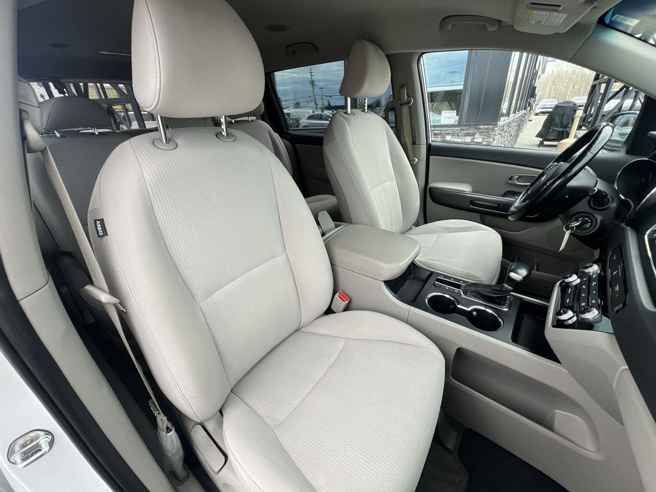 2020 Kia Sedona LX 8 PASSENGER, HEATED FRONT SEATS, BACK UP CAM, CRUISE CONTROL, POWER FOLDING MIRRORS!! Photo