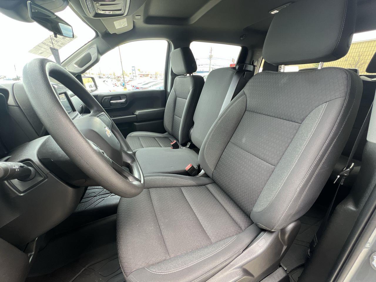 2024 Chevrolet Silverado 1500 Custom 4x4, RUNNING BOARDS, TRAILER HITCH, SIRIUS XM, CRUISE CONTROL, BACK UP CAM, REMOTE START!! Photo