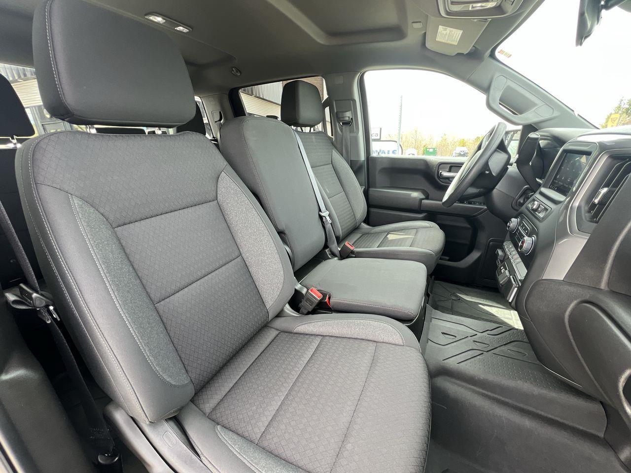 2024 Chevrolet Silverado 1500 Custom 4x4, RUNNING BOARDS, TRAILER HITCH, SIRIUS XM, CRUISE CONTROL, BACK UP CAM, REMOTE START!! Photo