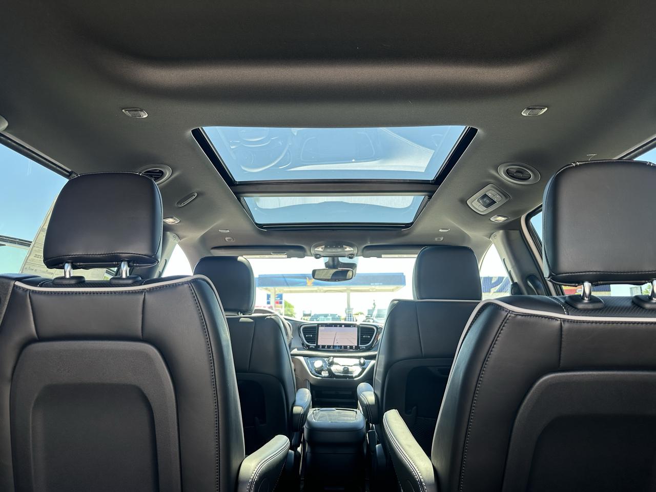 2027 Chrysler Pacifica Limited Photo