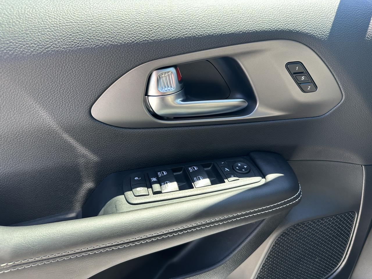 2027 Chrysler Pacifica Limited Photo