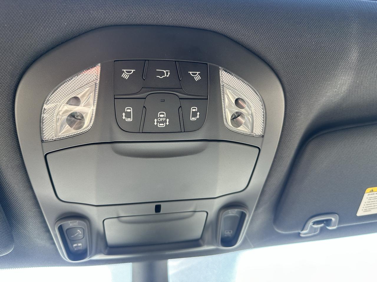 2027 Chrysler Pacifica Limited Photo