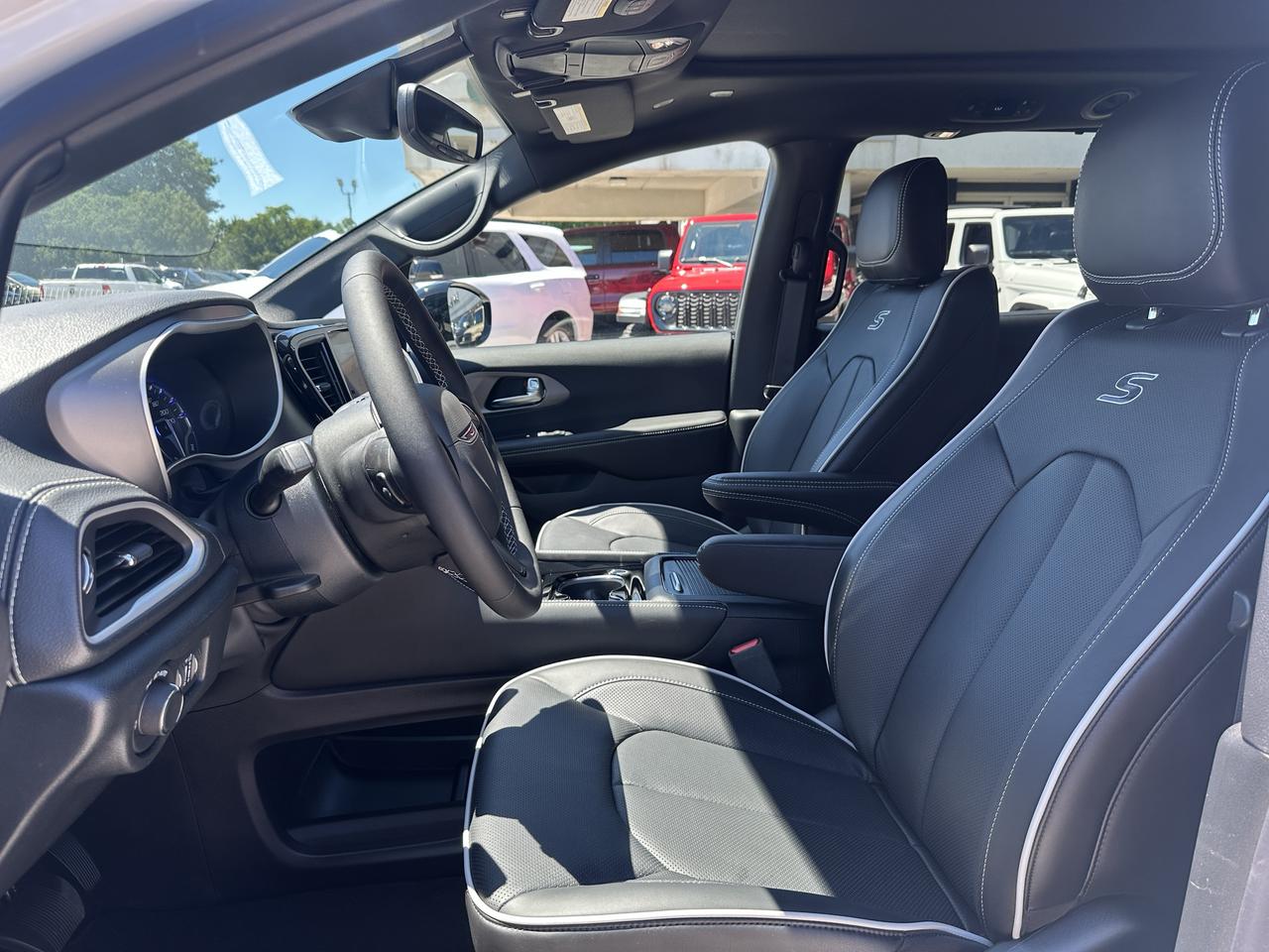 2027 Chrysler Pacifica Limited Photo