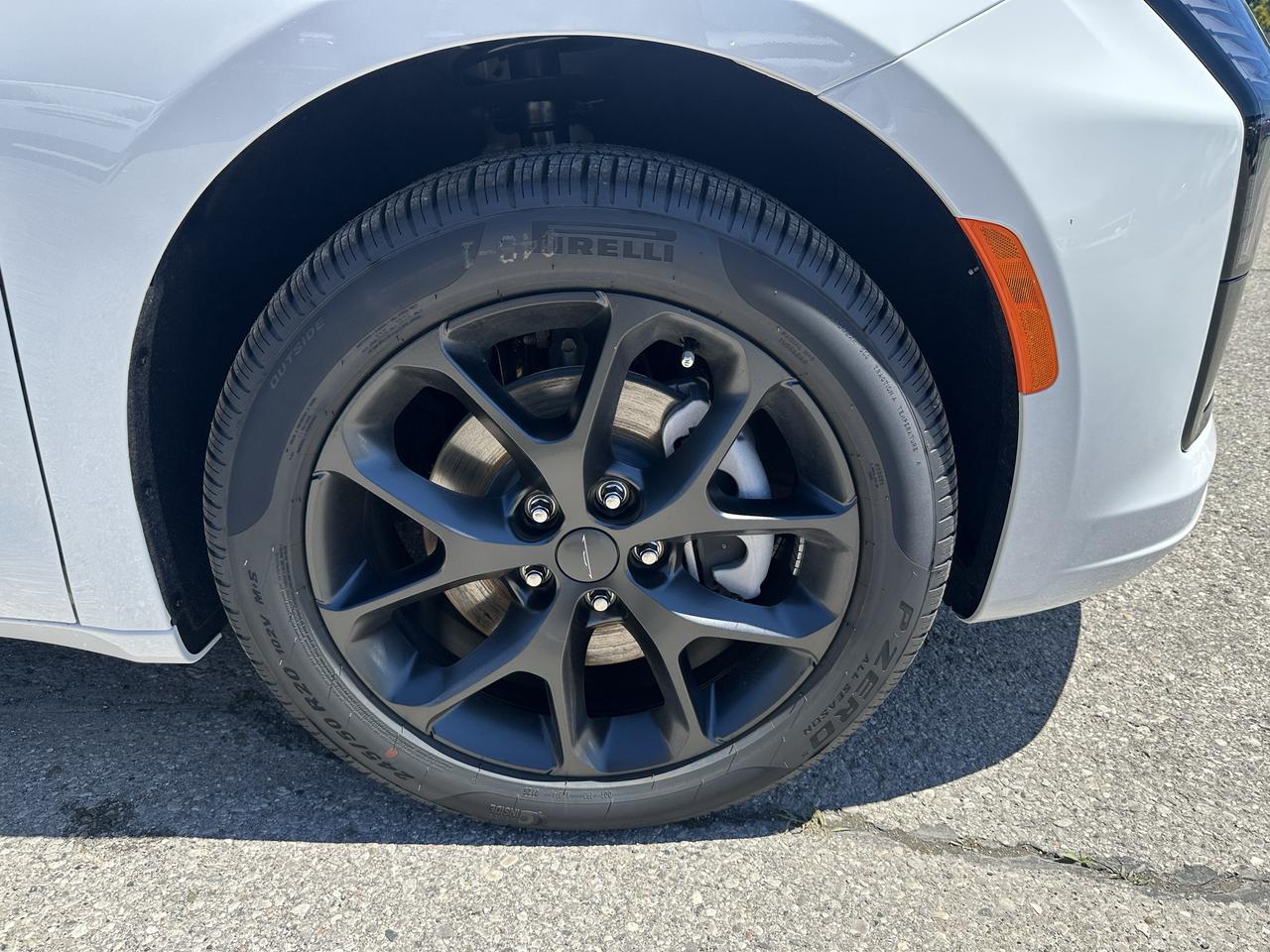 2027 Chrysler Pacifica Limited Photo