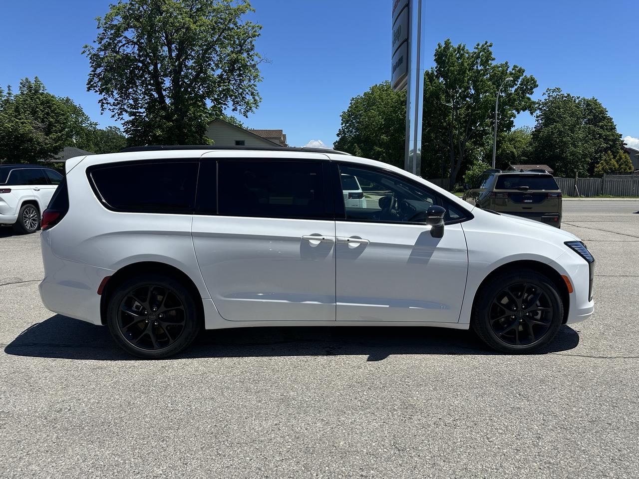 2027 Chrysler Pacifica Limited Photo