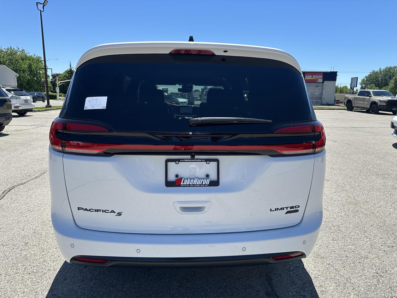 2027 Chrysler Pacifica Limited Photo
