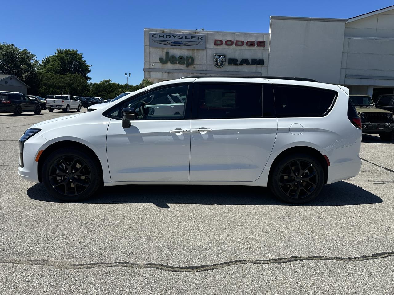 2027 Chrysler Pacifica Limited Photo