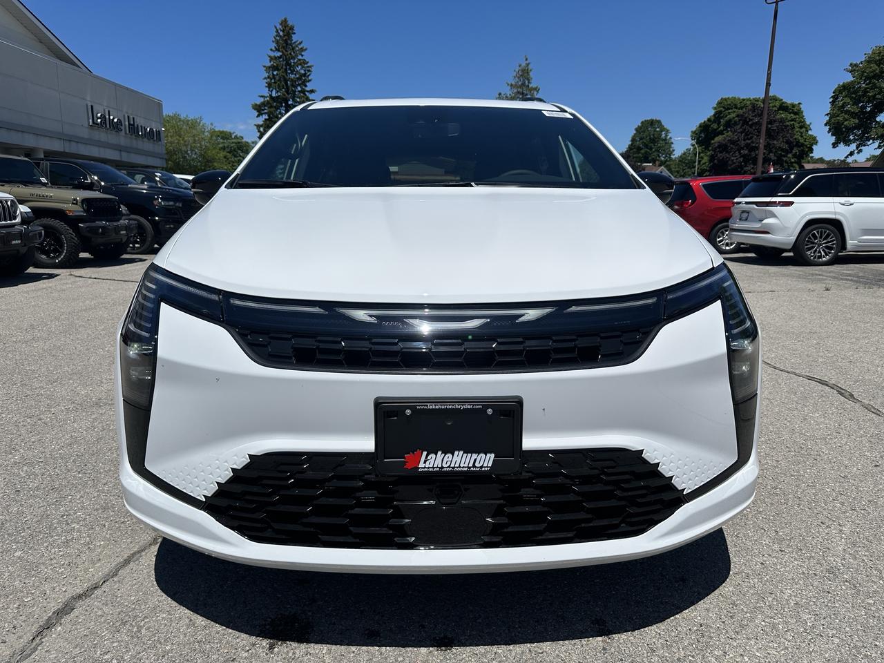2027 Chrysler Pacifica Limited Photo