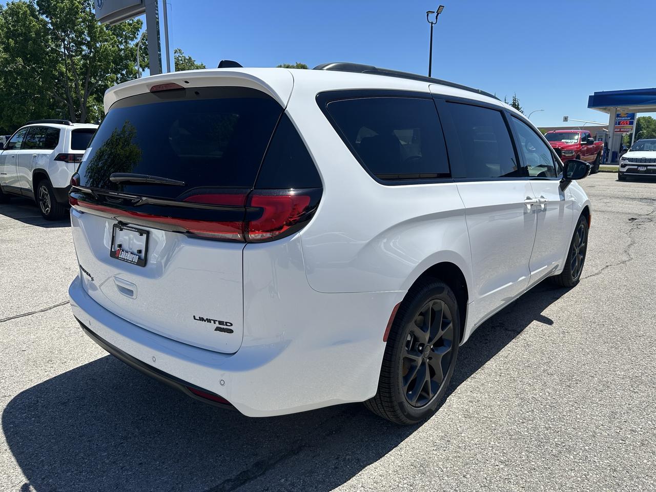 2027 Chrysler Pacifica Limited Photo