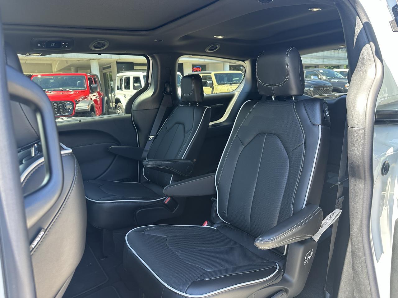 2027 Chrysler Pacifica Limited Photo