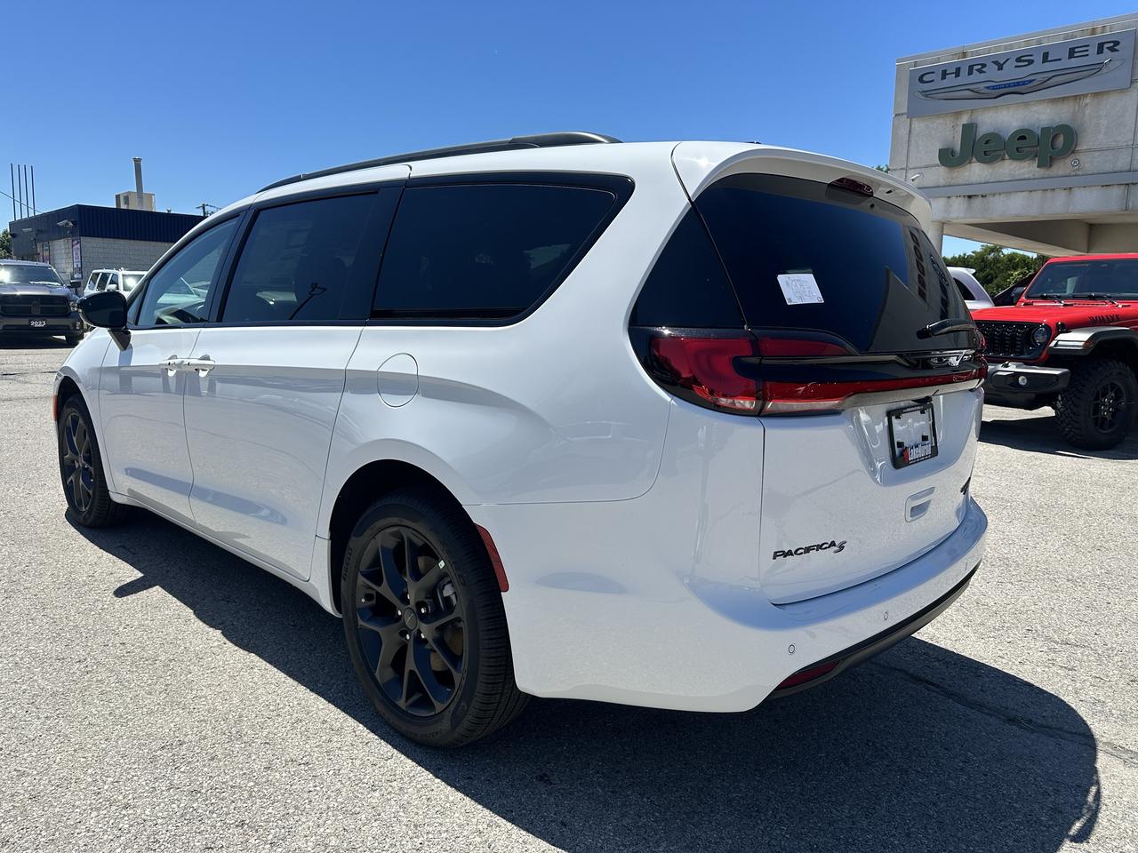 2027 Chrysler Pacifica Limited Photo