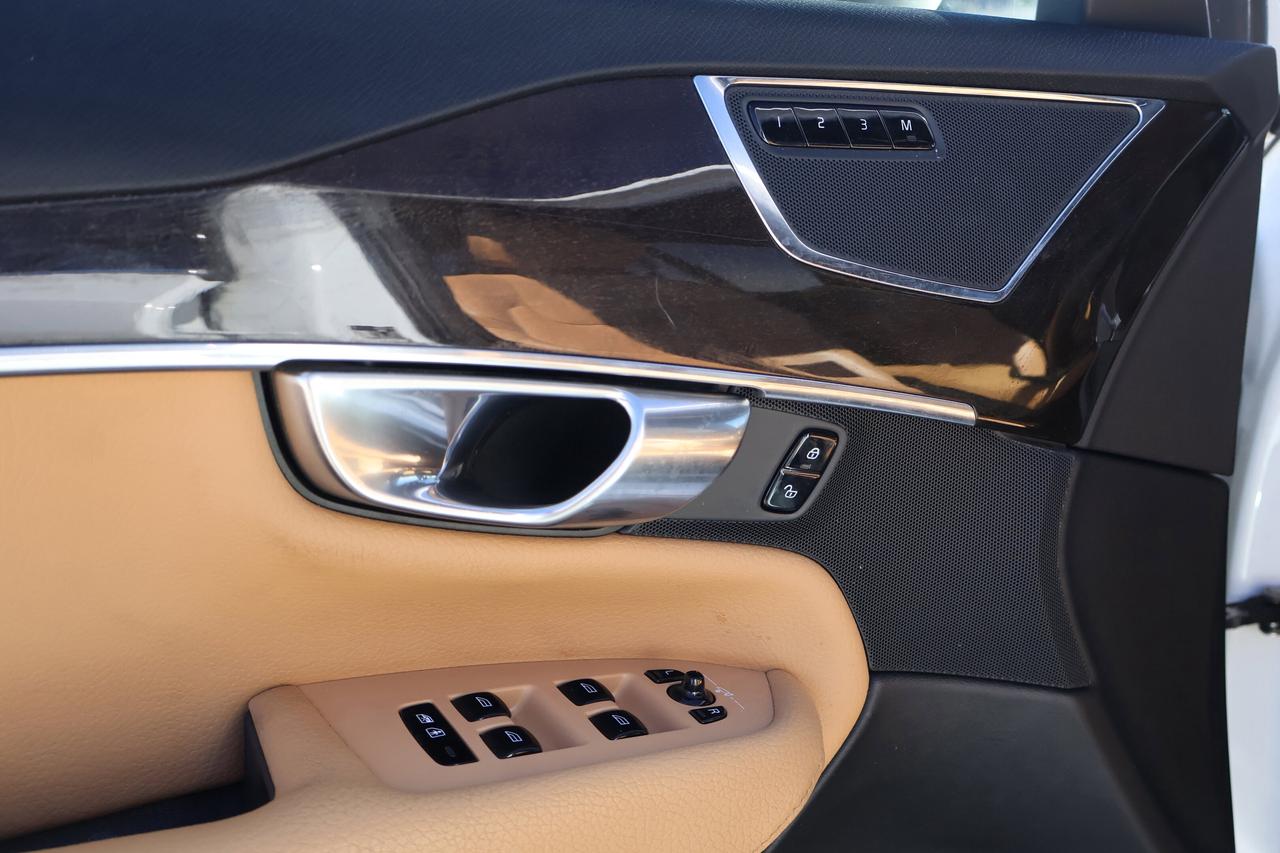 2018 Volvo XC90 Momentum | | Panoramic Roof | Photo