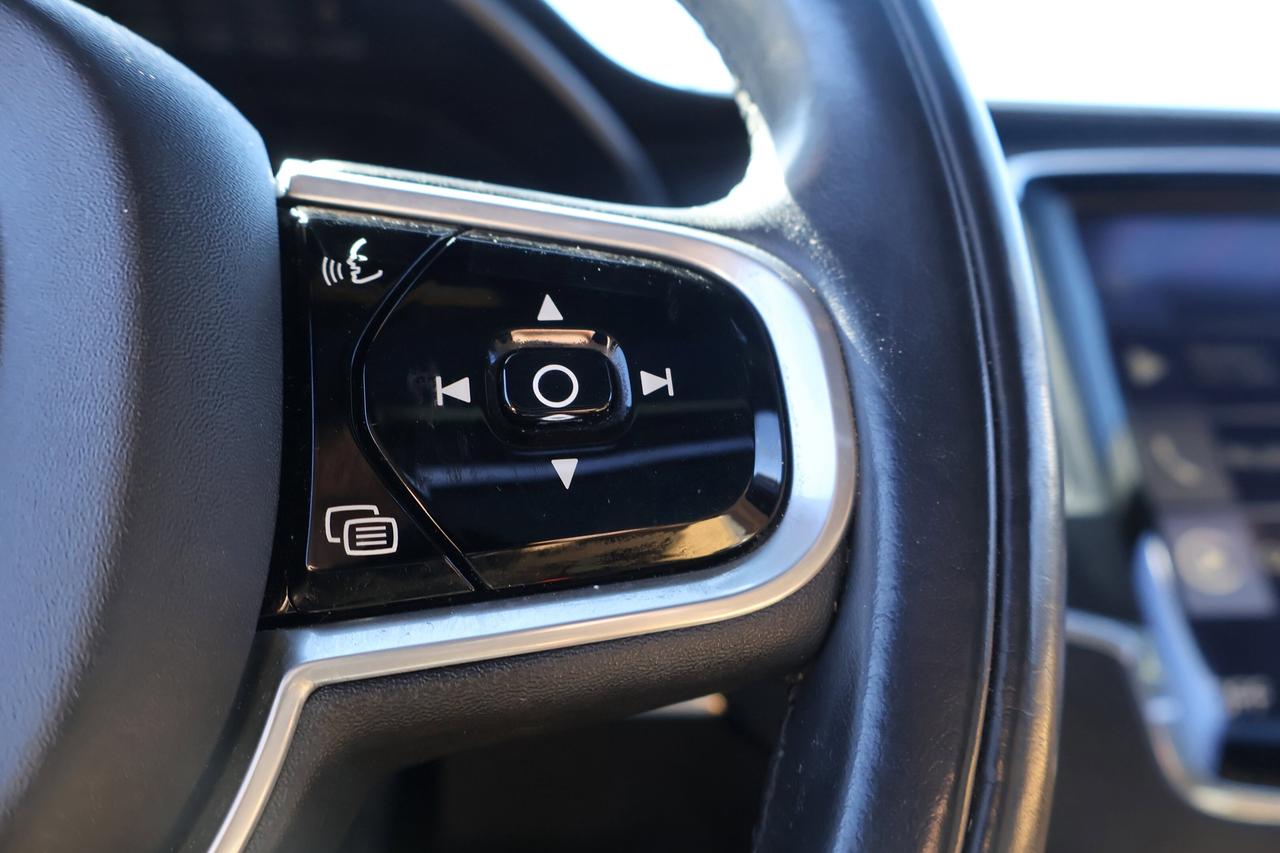 2018 Volvo XC90 Momentum | | Panoramic Roof | Photo
