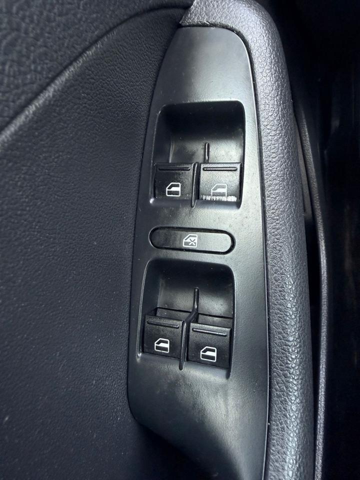 2013 Volkswagen Jetta Sedan 4dr 2.5L Photo