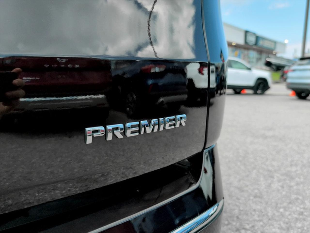 2022 Chevrolet Traverse Premier  **DUAL SUNROOF** Photo