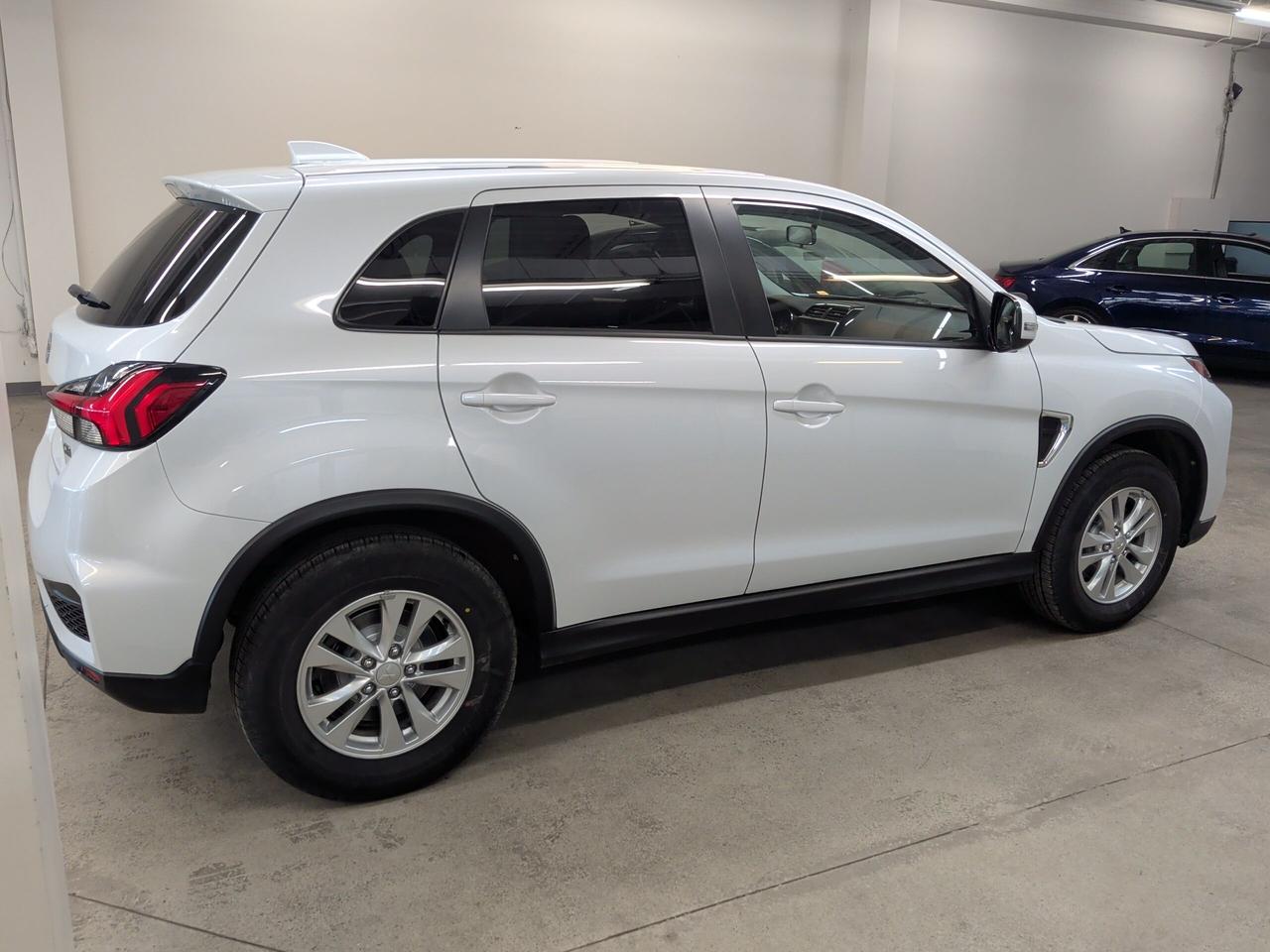 2024 Mitsubishi RVR SE Photo4