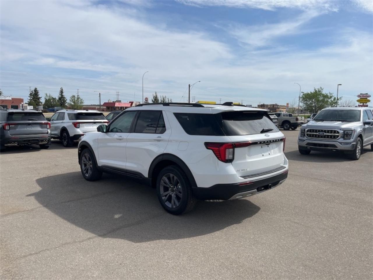 2026 Ford Explorer Active Photo5