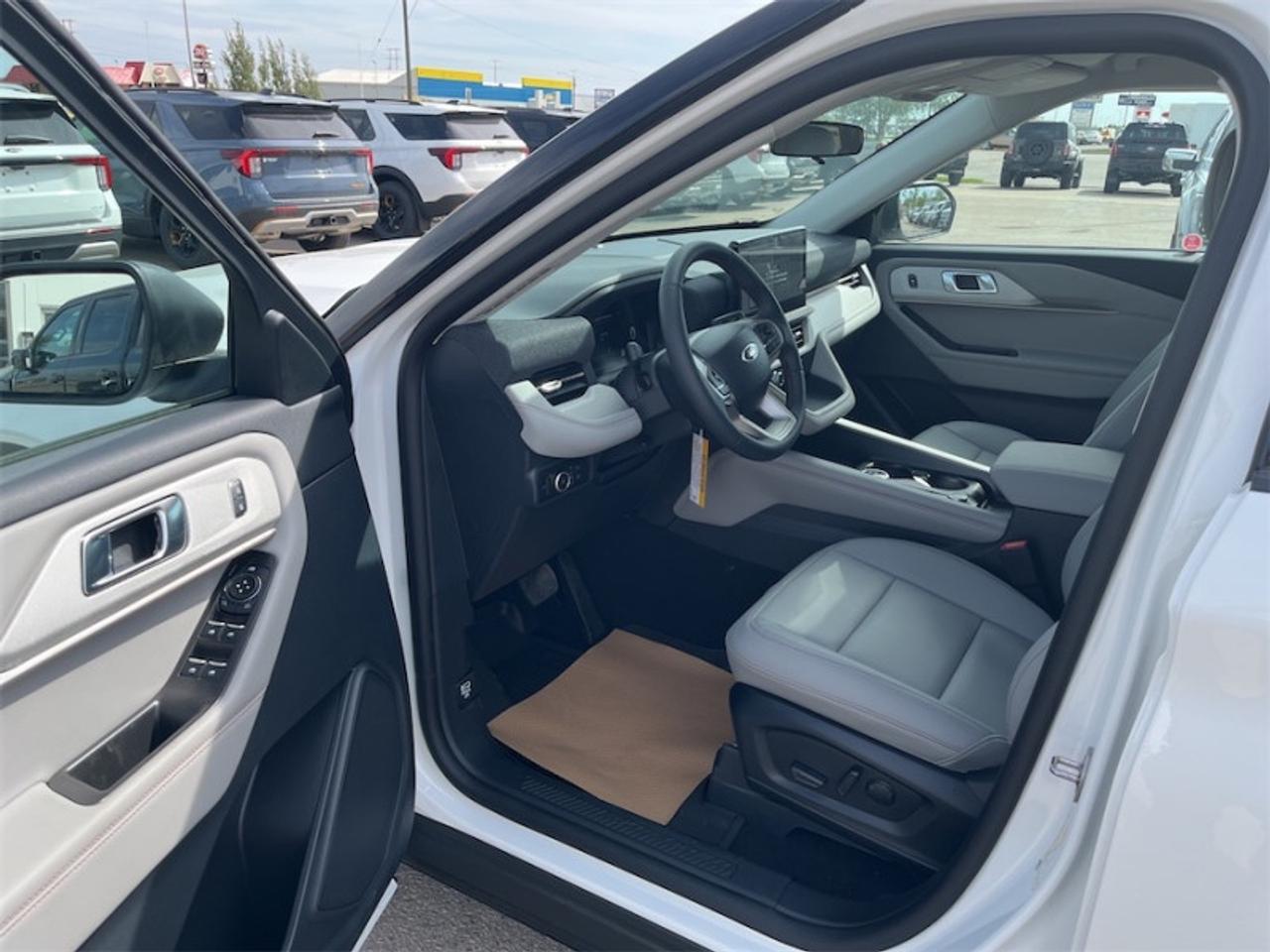 2026 Ford Explorer Active Photo5