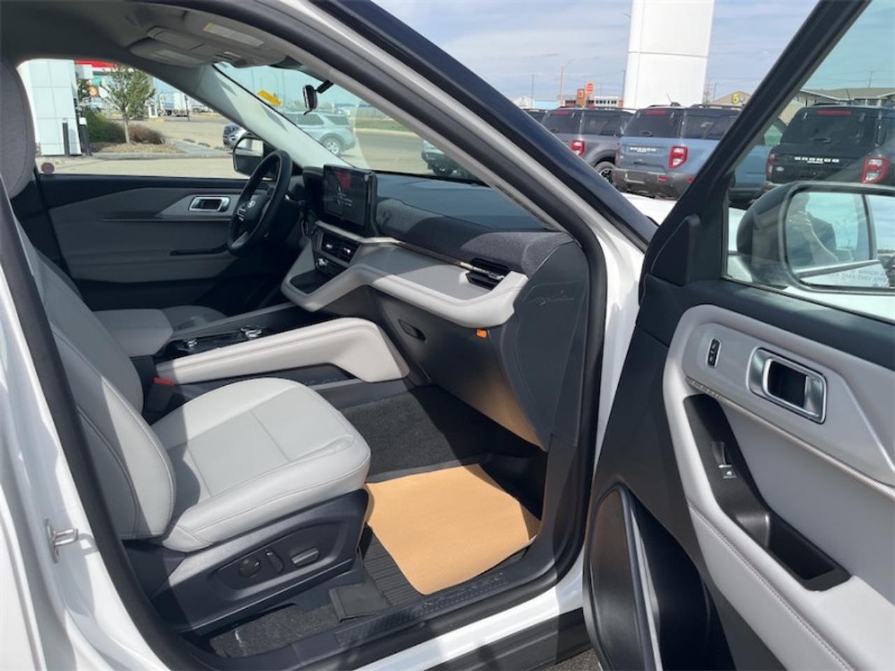 2026 Ford Explorer Active Photo5