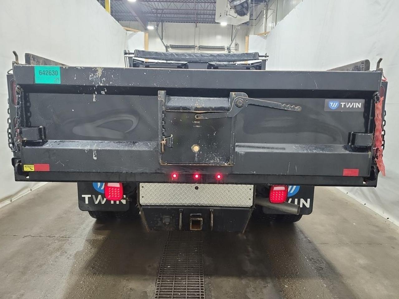 2025 Ford F-550 Super Duty DRW XL Photo1