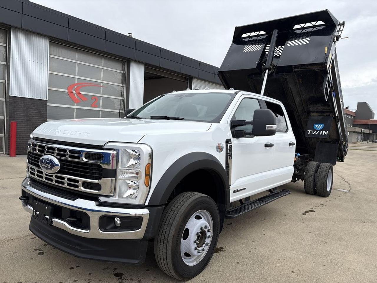 2025 Ford F-550 Super Duty DRW XL Photo3