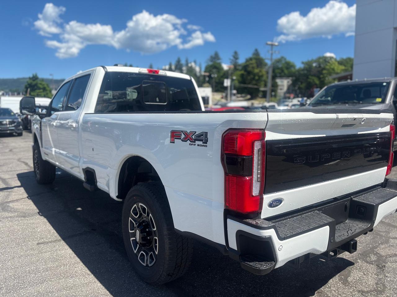 2026 Ford F-350 4X4 CREW CAB PICKUP/ Photo2