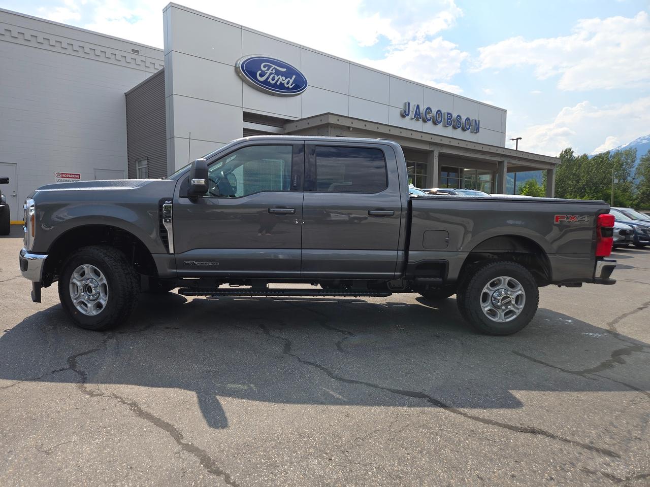 2026 Ford F-350 Super Duty SRW XLT Photo4