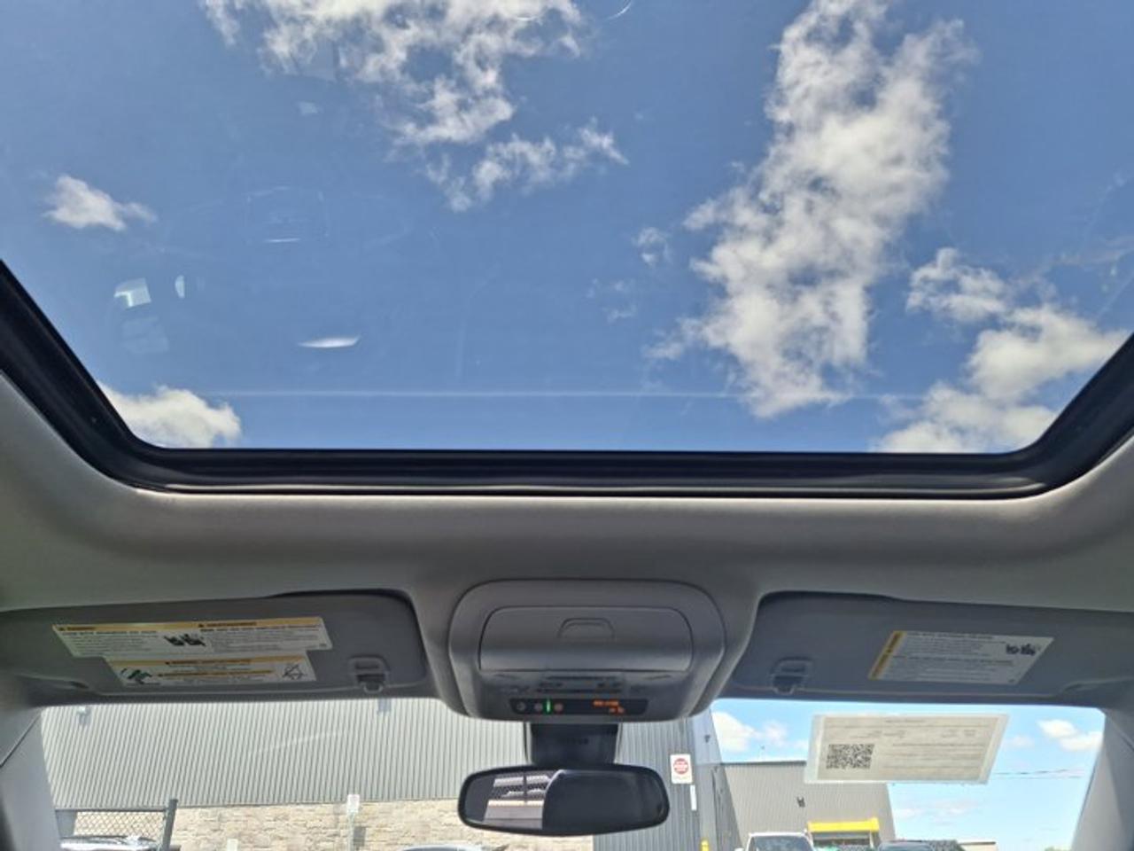 2024 GMC Terrain SLT AWD | Elevation Edition | Leather | Sunroof | Navi | Tech PKG | Heads up Display| and More ! Photo
