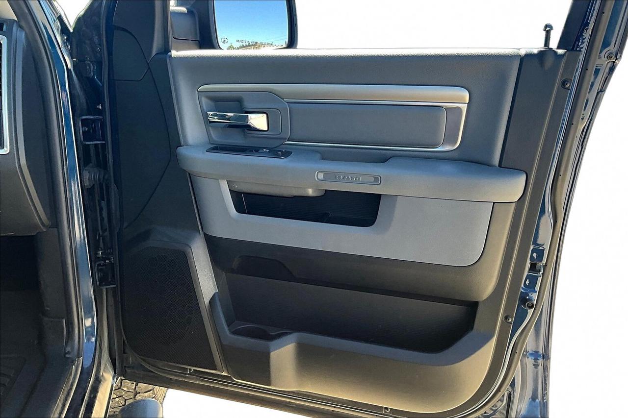 2019 RAM 1500 Classic WARLOCK Photo