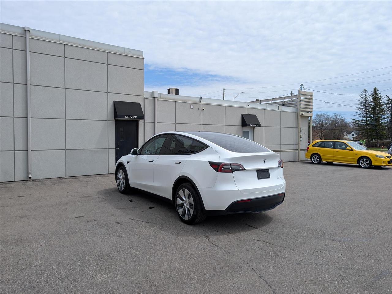 2022 Tesla Model Y LONG RANGE AWD - DUAL MOTOR Photo2