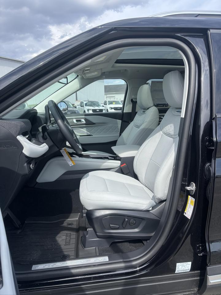 2026 Ford Explorer Platinum 4WD Photo4