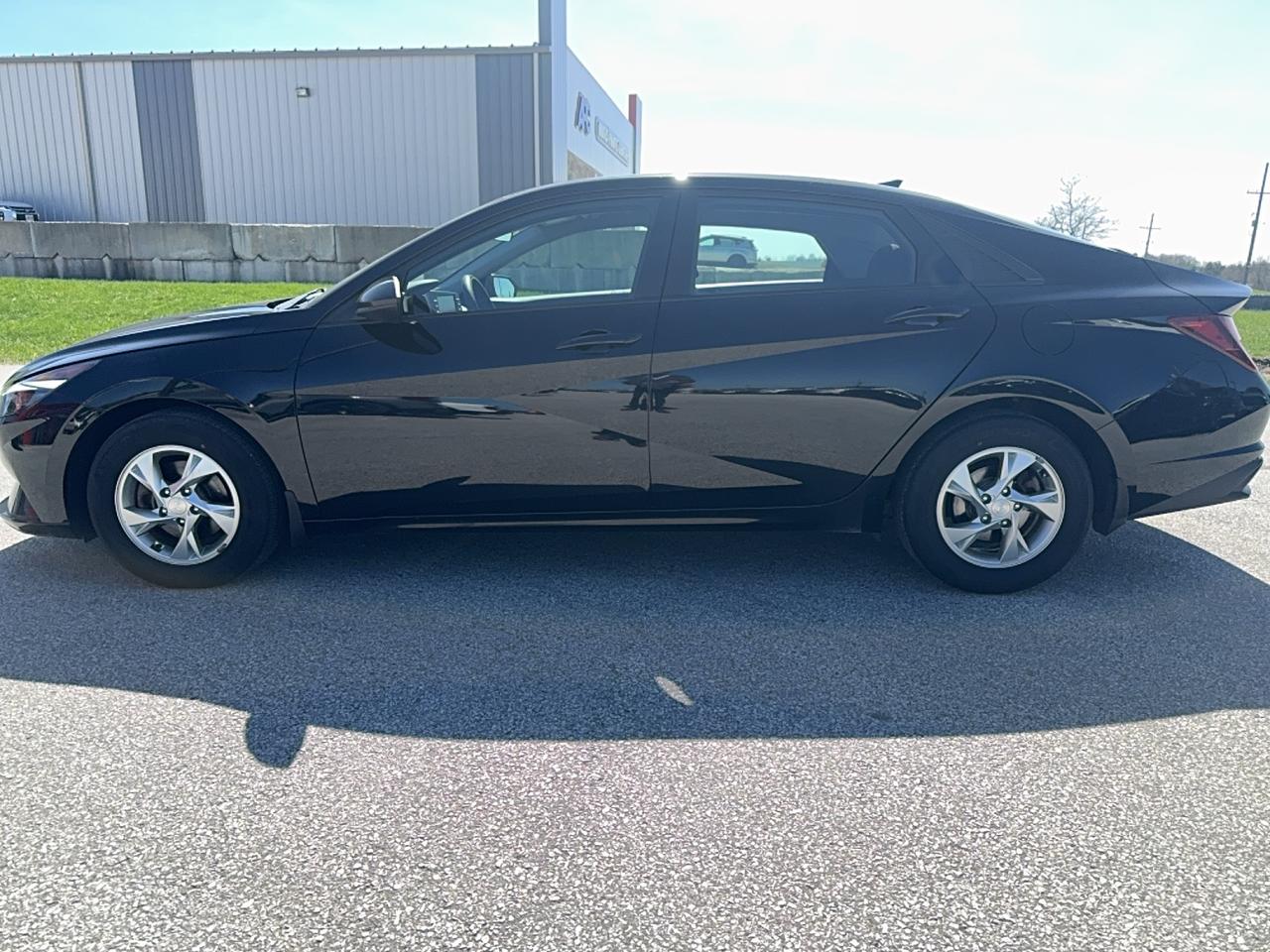 2022 Hyundai Elantra Essential IVT Photo
