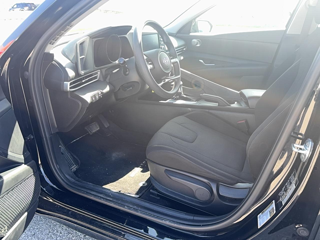 2022 Hyundai Elantra Essential IVT Photo