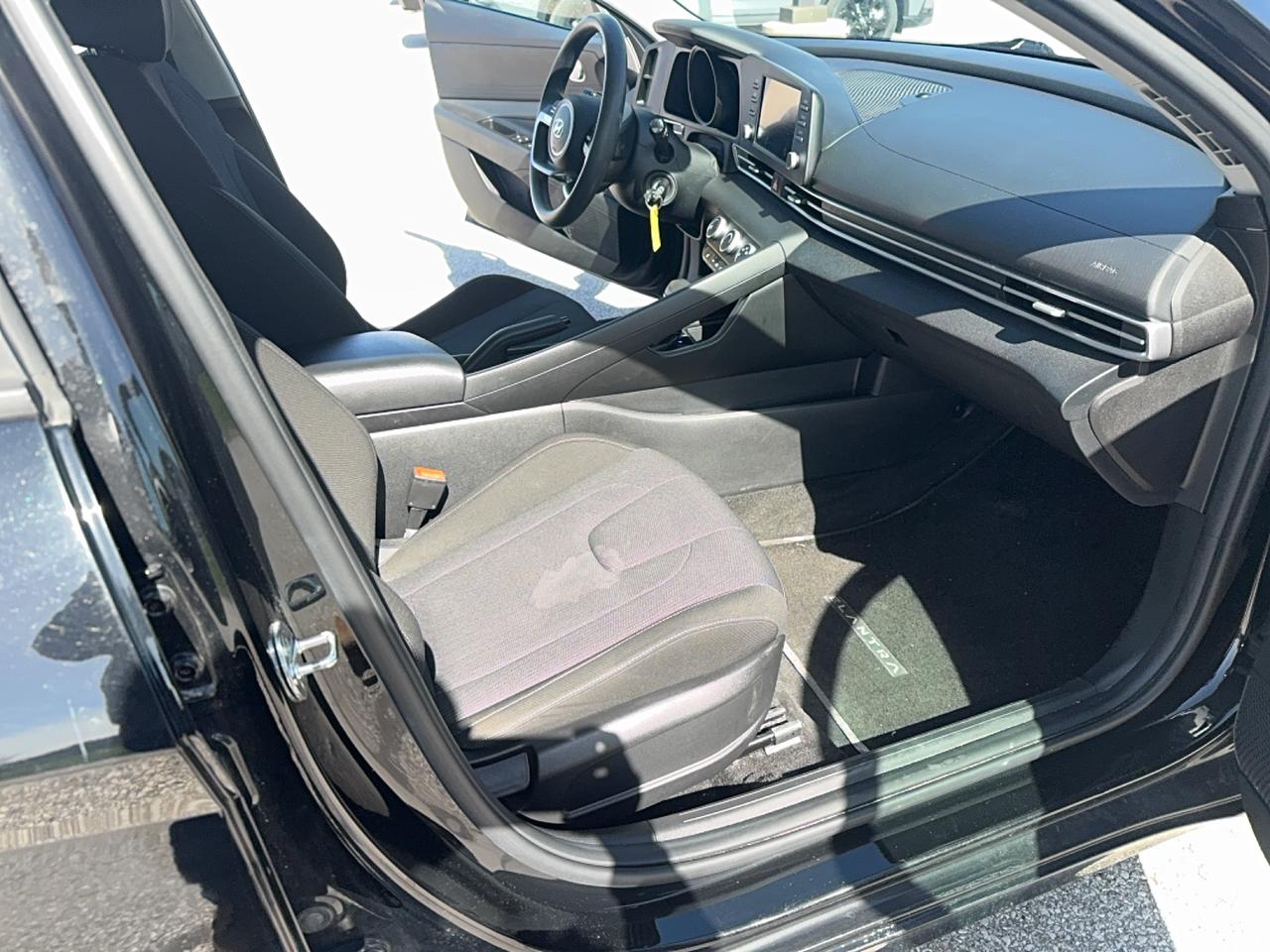 2022 Hyundai Elantra Essential IVT Photo