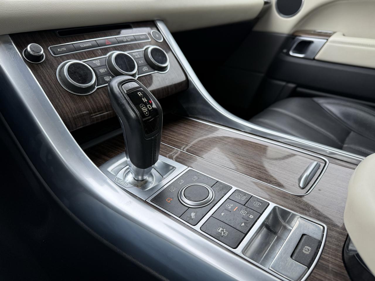 2014 Land Rover Range Rover Sport HSE Photo